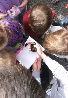 Eine Gruppe von Kindern navigiert mit einem GPS-Gerät.